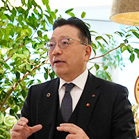 中村栄輔